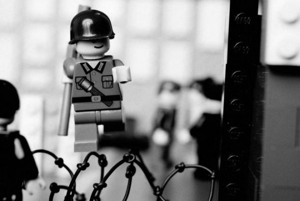 classic photos lego 47 in Classic Photography recreated using Legos