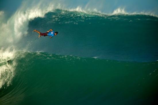 surfer wipeouts02 in Surfers Wiped Out By Gigantic Waves