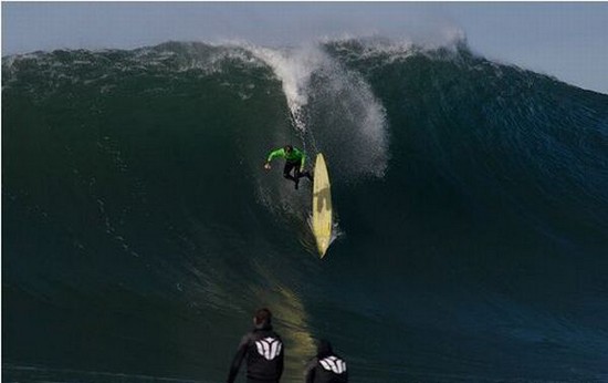 surfer wipeouts10 in Surfers Wiped Out By Gigantic Waves