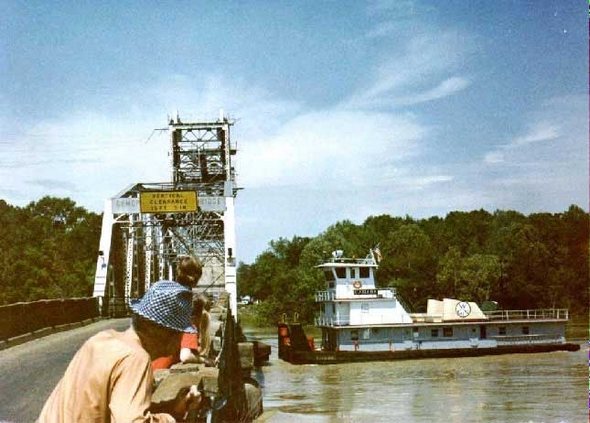 tugboat imposible under the brige manouver 03 in Unbelievable Luck: Tugboat Pulls off an Impossible Maneuver