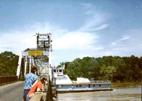 tugboat imposible under the brige manouver 04 in Unbelievable Luck: Tugboat Pulls off an Impossible Maneuver