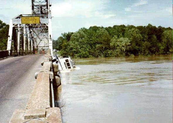 tugboat imposible under the brige manouver 07 in Unbelievable Luck: Tugboat Pulls off an Impossible Maneuver