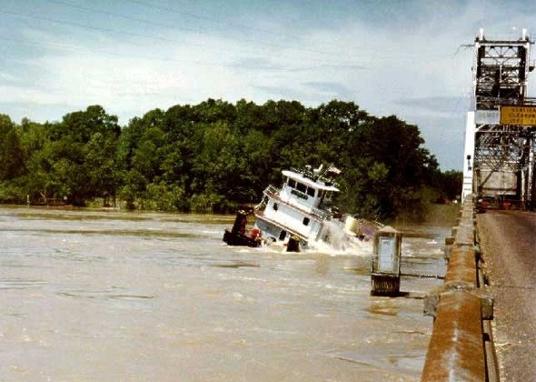 tugboat imposible under the brige manouver 11 in Unbelievable Luck: Tugboat Pulls off an Impossible Maneuver