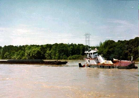 tugboat imposible under the brige manouver 16 in Unbelievable Luck: Tugboat Pulls off an Impossible Maneuver