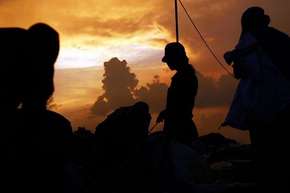 2000 People Collecting Rubbish to Survive at large Waste Dump Stung Meanchey