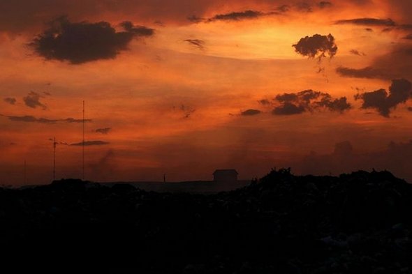 2000 People Collecting Rubbish to Survive at large Waste Dump Stung Meanchey