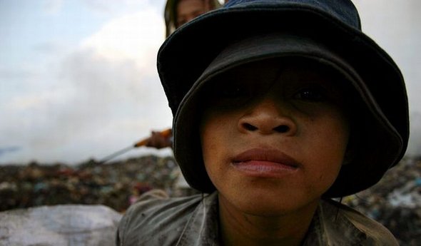 2000 People Collecting Rubbish to Survive at large Waste Dump Stung Meanchey