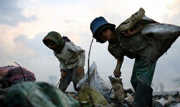 2000 People Collecting Rubbish to Survive at large Waste Dump  Stung Meanchey