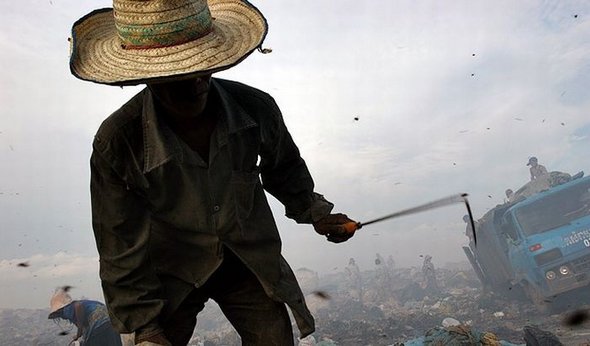 2000 People Collecting Rubbish to Survive at large Waste Dump  Stung Meanchey