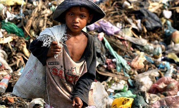2000 People Collecting Rubbish to Survive at large Waste Dump  Stung Meanchey