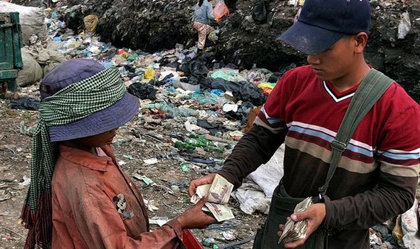 2000 People Collecting Rubbish to Survive at large Waste Dump  Stung Meanchey