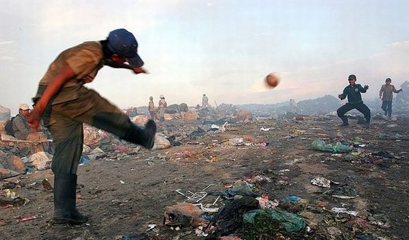 2000 People Collecting Rubbish to Survive at large Waste Dump  Stung Meanchey