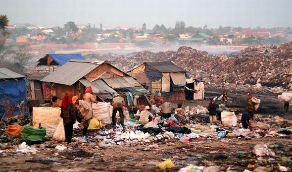 2000 People Collecting Rubbish to Survive at large Waste Dump  Stung Meanchey