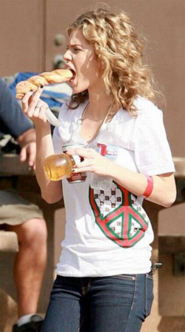 girls and dounuts 11 in Sweet Girls With Donuts   Beautiful Sight