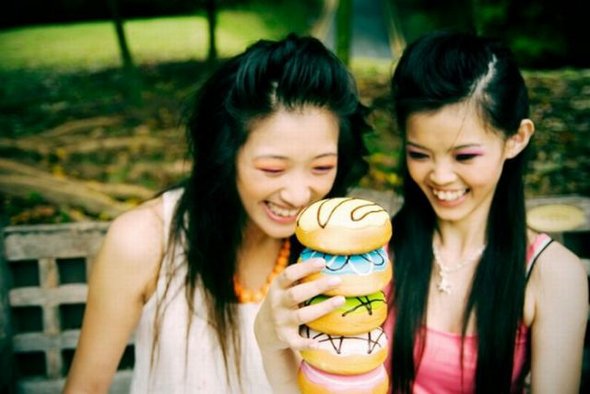 girls and dounuts 24 in Sweet Girls With Donuts   Beautiful Sight