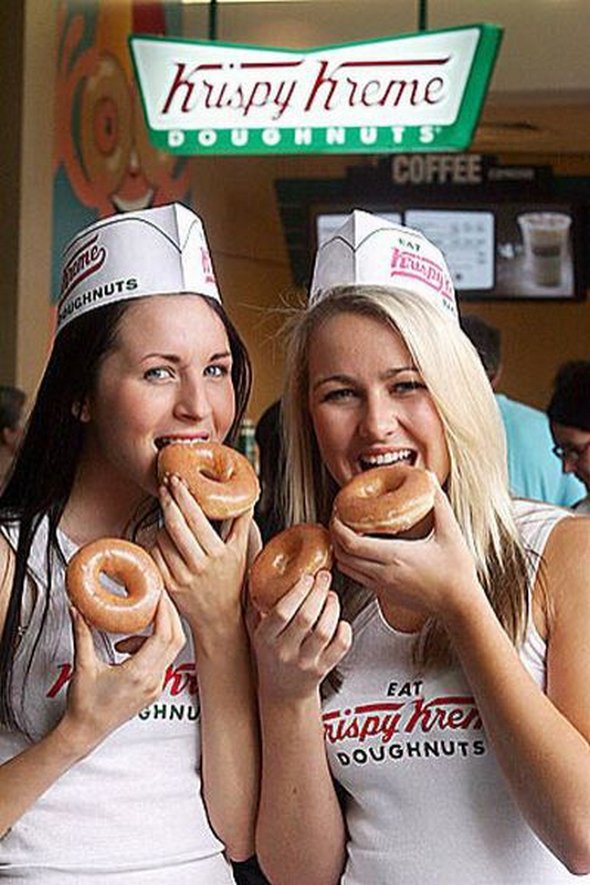 girls and dounuts 31 in Sweet Girls With Donuts   Beautiful Sight