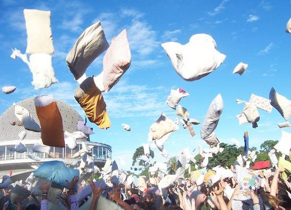 Pillow Fight- New Exciting World Street Game