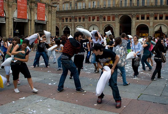 Pillow Fight- New Exciting World Street Game