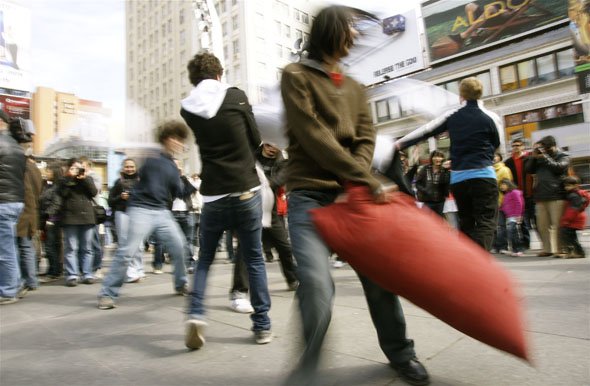 Pillow Fight- New Exciting World Street Game