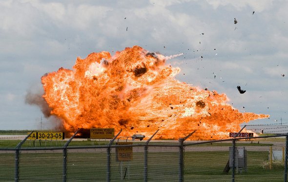 pilot ejects in the last moment 06 in Pilot Ejects in the Last Moment to Survive Jet Crash