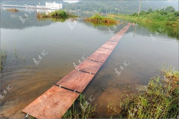 gliding on water by monk 04 in Gliding on Water (Qing Gong) Performed by Monk of South Shaolin Temple