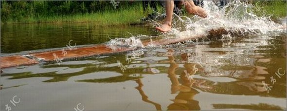 Gliding on Water (Qing Gong) Performed by Monk of South Shaolin
Temple Gliding on Water (Qing
Gong) Performed by Monk of South Shaolin Temple