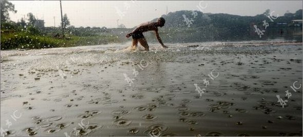 Gliding on Water (Qing Gong) Performed by Monk of South Shaolin Temple gliding on water by monk 14 in Gliding on Water (Qing Gong) Performed by Monk of South Shaolin Temple