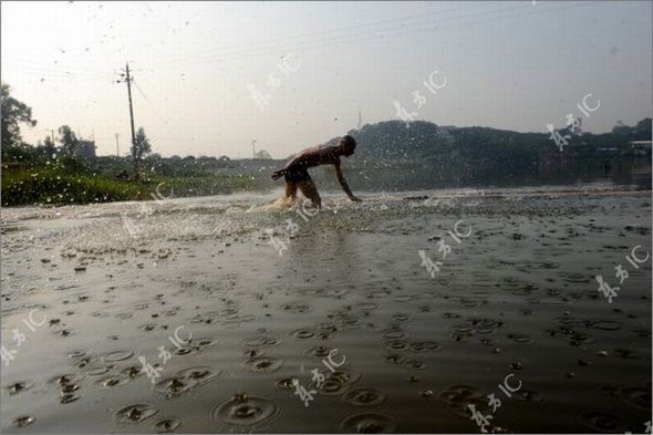 Gliding on Water (Qing Gong) Performed by Monk of South Shaolin Temple gliding on water by monk 20 in Gliding on Water (Qing Gong) Performed by Monk of South Shaolin Temple