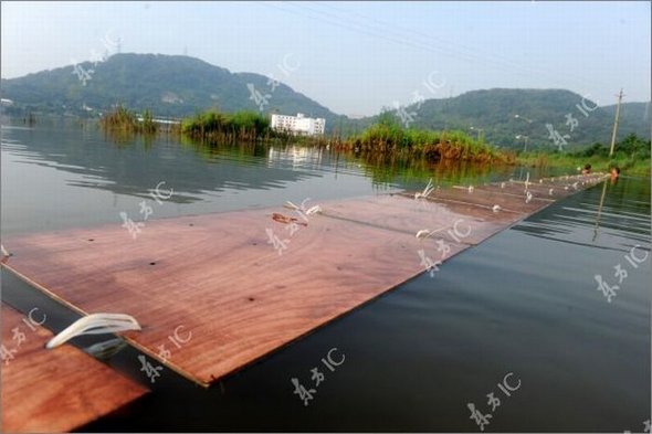Gliding on Water (Qing Gong) Performed by Monk of South Shaolin Temple gliding on water by monk 21 in Gliding on Water (Qing Gong) Performed by Monk of South Shaolin Temple