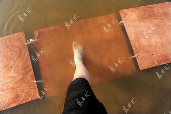 Gliding on Water (Qing Gong) Performed by Monk of South Shaolin Temple gliding on water by monk 31 in Gliding on Water (Qing Gong) Performed by Monk of South Shaolin Temple