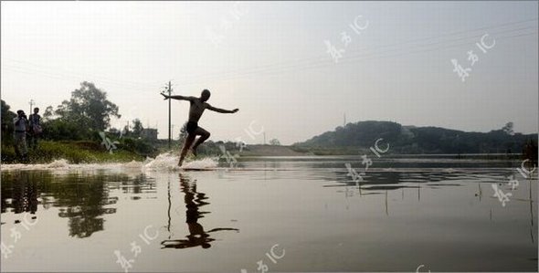 Gliding on Water (Qing Gong) Performed by Monk of South Shaolin Temple gliding on water by monk 34 in Gliding on Water (Qing Gong) Performed by Monk of South Shaolin Temple
