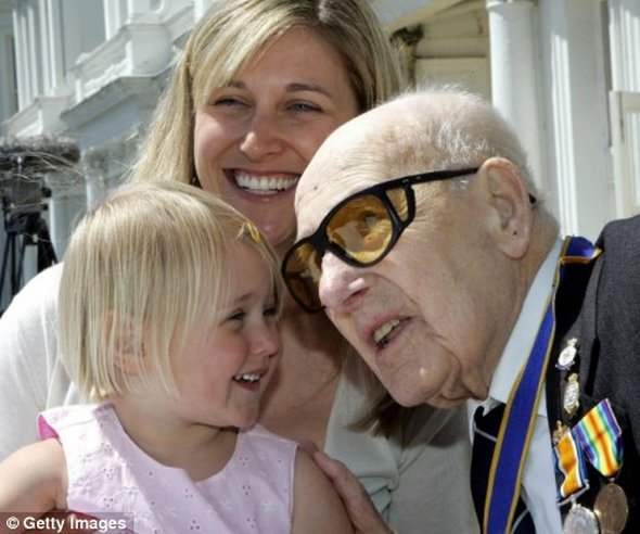 the worlds oildest man henry allingham 08 in The Worlds Oldest Man Henry Allingham Passes Into History