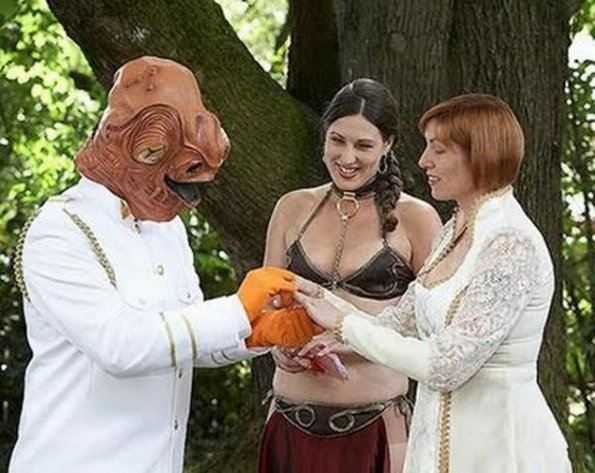 bizarre weddings 01 in 10 Freakish Wedding Ceremonies Wedding dresses as