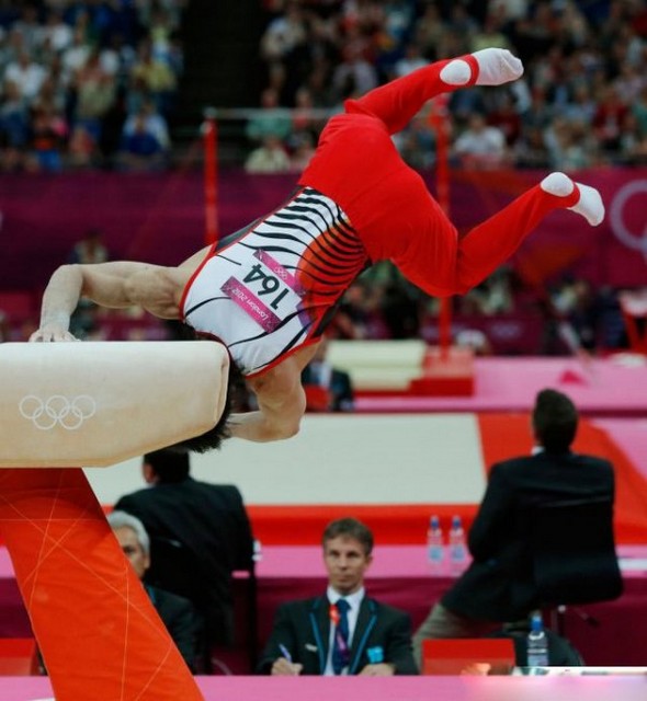 10 best athlete photos while falling 02 in 10 The Best Athlete Fails Photos 