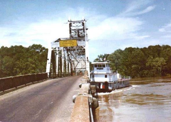 tugboat imposible under the brige manouver 05 in Unbelievable Luck: Tugboat Pulls off an Impossible Maneuver