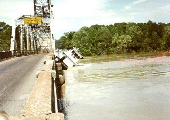 tugboat imposible under the brige manouver 06 in Unbelievable Luck: Tugboat Pulls off an Impossible Maneuver