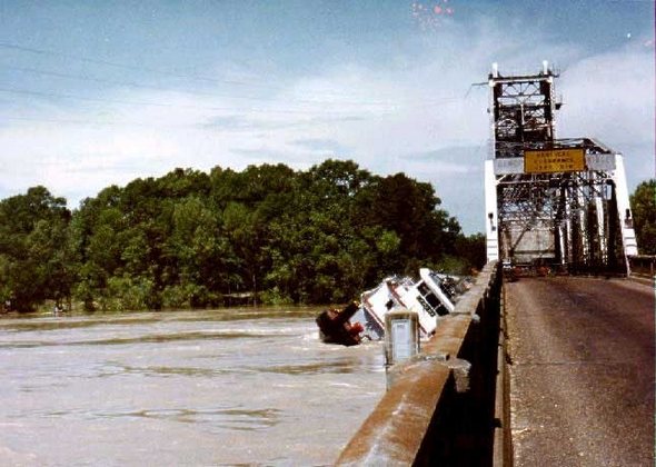 tugboat imposible under the brige manouver 09 in Unbelievable Luck: Tugboat Pulls off an Impossible Maneuver