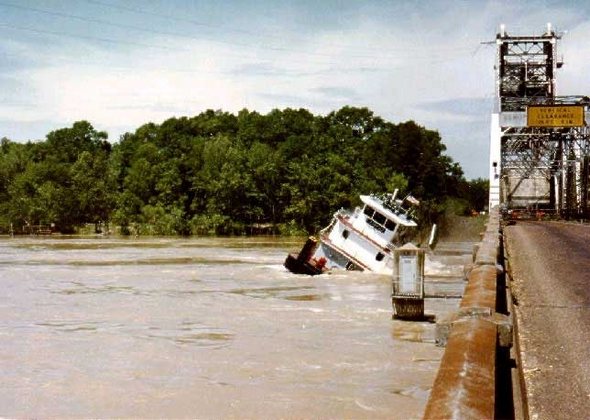 tugboat imposible under the brige manouver 10 in Unbelievable Luck: Tugboat Pulls off an Impossible Maneuver