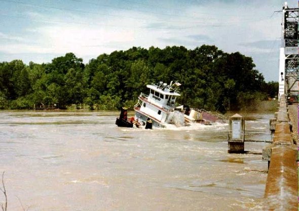 tugboat imposible under the brige manouver 12 in Unbelievable Luck: Tugboat Pulls off an Impossible Maneuver