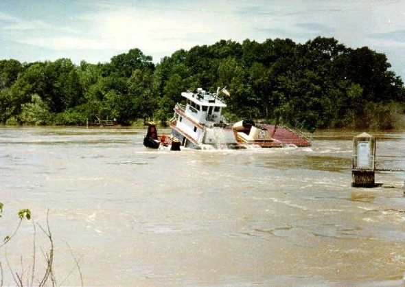 tugboat imposible under the brige manouver 13 in Unbelievable Luck: Tugboat Pulls off an Impossible Maneuver