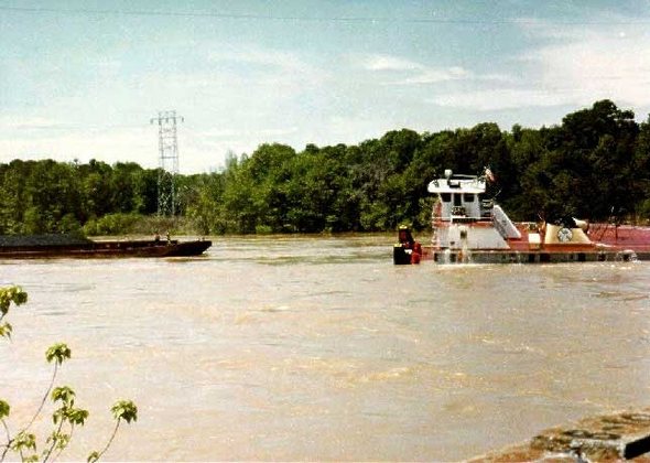 tugboat imposible under the brige manouver 15 in Unbelievable Luck: Tugboat Pulls off an Impossible Maneuver