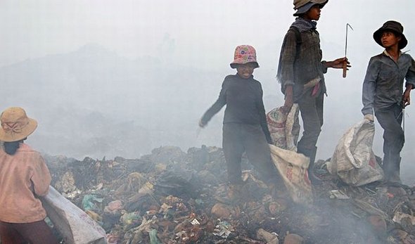 garbage dump in phnom penh 19 in Garbage dump in Phnom Penh: 2000 People Collecting Rubbish to Survive