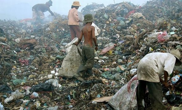 garbage dump in phnom penh 21 in Garbage dump in Phnom Penh: 2000 People Collecting Rubbish to Survive