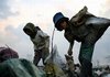 Garbage dump in Phnom Penh: 2000 People Collecting Rubbish to Survive