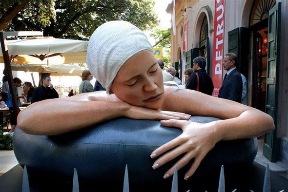 hyper-realist-sculptor-carole-feuerman-18.jpg