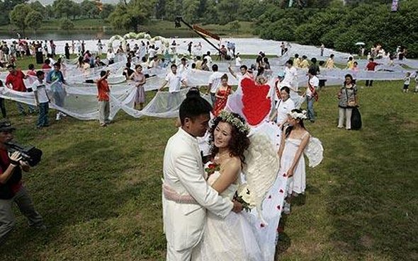 strange wedding dress 16 in Strange And Unique Wedding Dresses