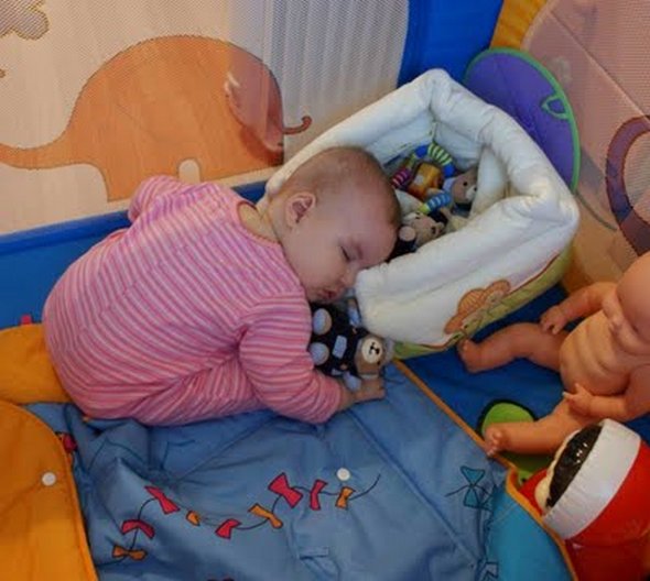 strange and unique slipping place 03 in Babies Found The Strangest Sleeping Places