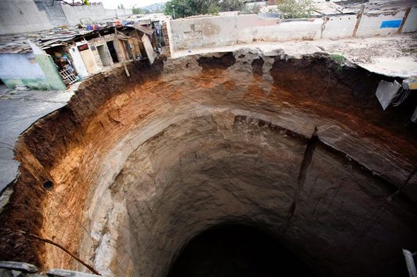 world famous pits 02 in 9 World Famous Pits and Sinkholes