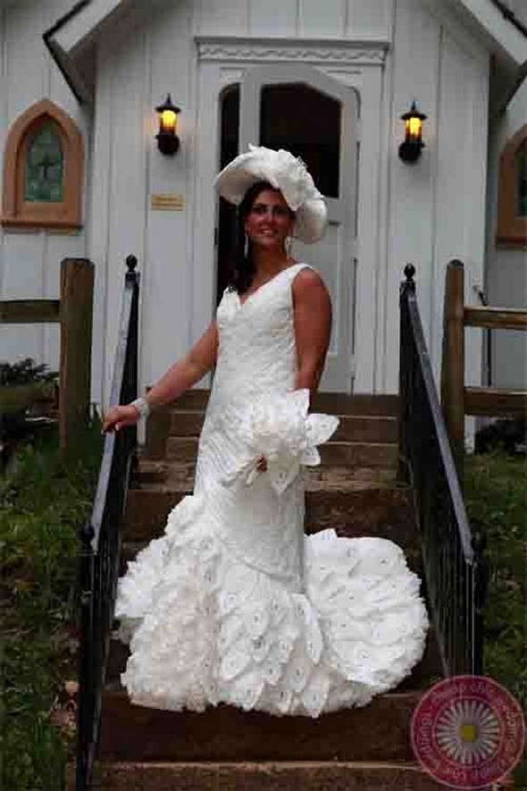 amazing wedding dresses made out of toilet paper 08 in Breathtaking Toilet Paper Wedding Dresses