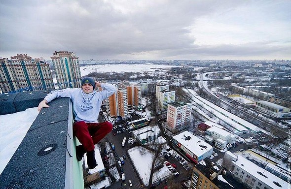 dizzying photos of ukrainian daredevil hanging from tall buildings 02 in Dizzying Photos of Ukrainian Daredevil Hanging from Tall Buildings